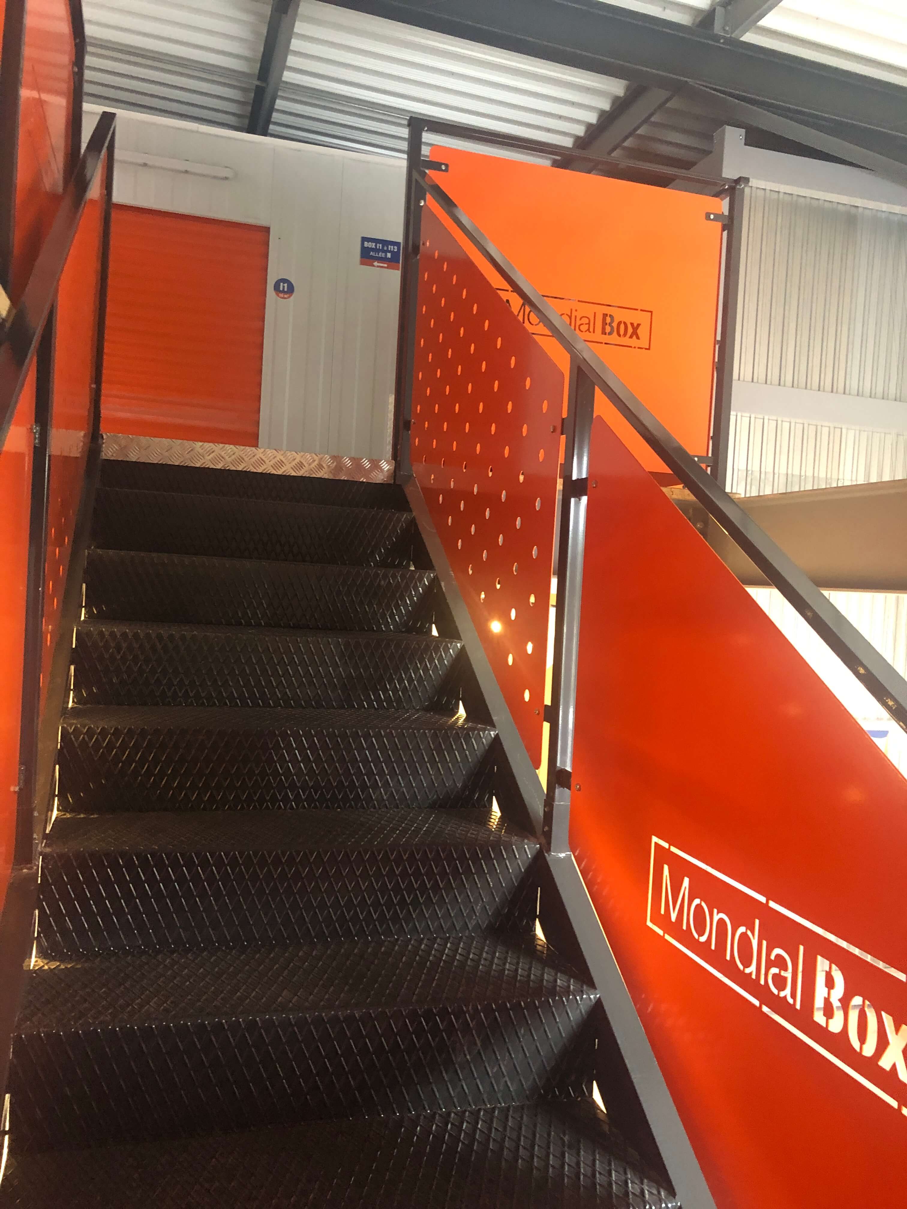 MondialBox Quimper stockage sur 2 niveaux monte-charge et escalier
