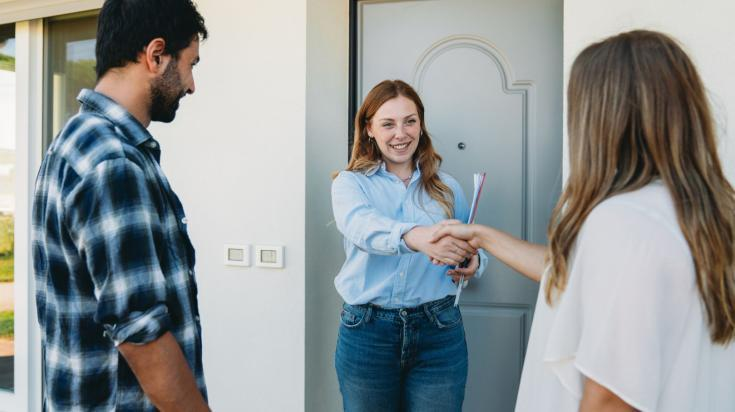 Conseillère immobilière Laforêt Livry-Gargan présentant une estimation immobilière et une stratégie de vente à des propriétaires vendeurs
