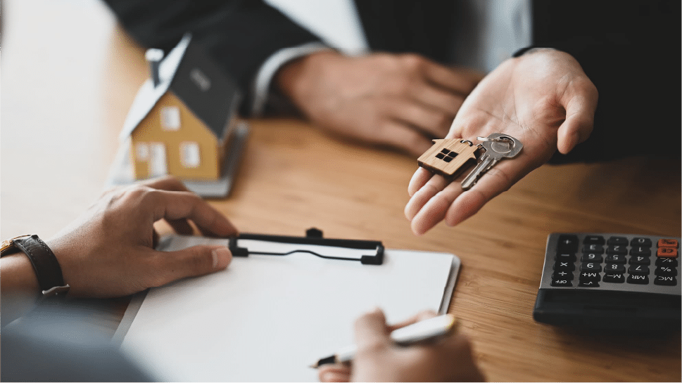 Propriétaires échangeant avec une conseillère en gestion locative Laforêt à Livry-Gargan pour sécuriser la location de leur appartement en Seine-Saint-Denis