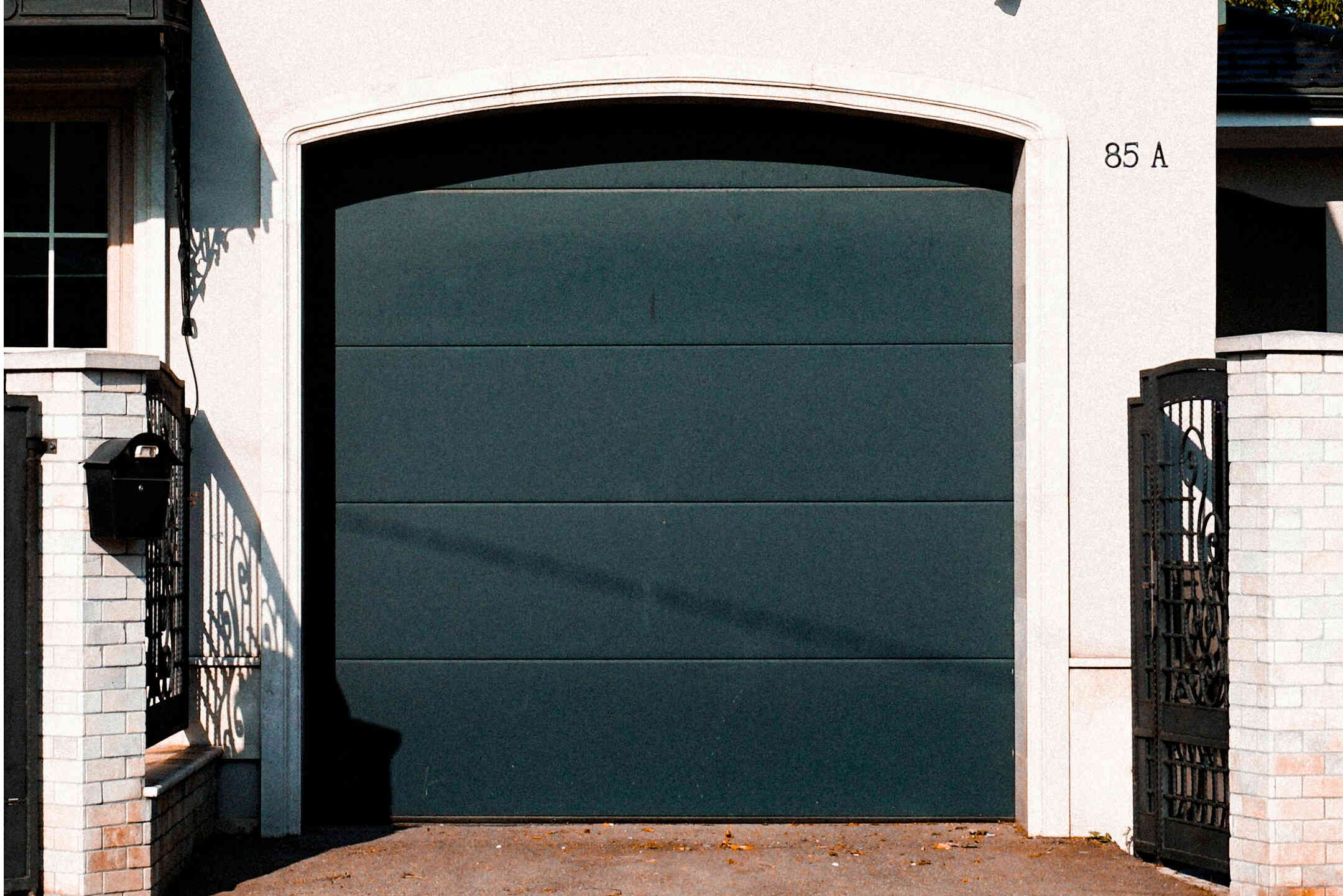 Une porte sectionnelle d'un garage